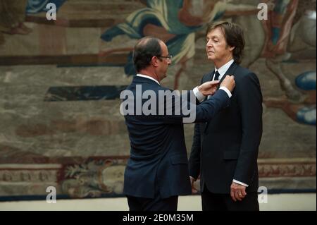 Sir Paul McCartney empfängt die Ehrenlegion von Frankreichs Präsident Francois Hollande während einer Zeremonie im Elysee-Palast in Paris, Frankreich am 8. September 2012. Foto von Christophe Guibbaud/Pool/ABACAPRESS.COM Stockfoto