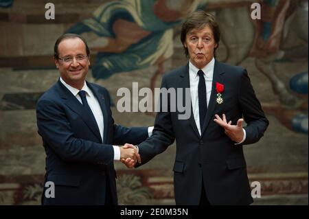 Sir Paul McCartney empfängt die Ehrenlegion von Frankreichs Präsident Francois Hollande während einer Zeremonie im Elysee-Palast in Paris, Frankreich am 8. September 2012. Foto von Christophe Guibbaud/Pool/ABACAPRESS.COM Stockfoto