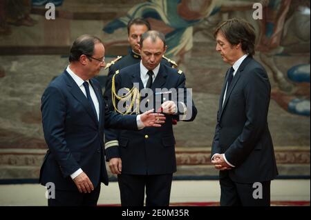 Sir Paul McCartney empfängt die Ehrenlegion von Frankreichs Präsident Francois Hollande während einer Zeremonie im Elysee-Palast in Paris, Frankreich am 8. September 2012. Foto von Christophe Guibbaud/Pool/ABACAPRESS.COM Stockfoto