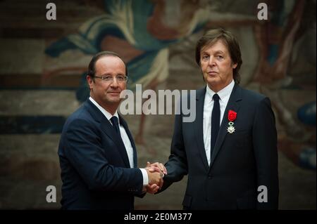 Sir Paul McCartney empfängt die Ehrenlegion von Frankreichs Präsident Francois Hollande während einer Zeremonie im Elysee-Palast in Paris, Frankreich am 8. September 2012. Foto von Christophe Guibbaud/Pool/ABACAPRESS.COM Stockfoto