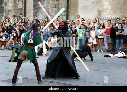 Fast 50 Mitglieder von 'Star Wars'-Fanclubs inszenierten am 8. September 2012 einen Flash-Mob-Kampf, der im Internet ausgestrahlt werden sollte, und rekonstruierten eine Szene aus der berühmten Schlacht des Kultfilms im Stadtzentrum von Bordeaux im Südwesten Frankreichs. Foto von Patrick Bernard/ABACAPRESS.COM Stockfoto