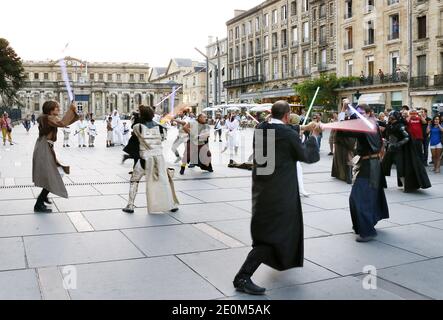 Fast 50 Mitglieder von 'Star Wars'-Fanclubs inszenierten am 8. September 2012 einen Flash-Mob-Kampf, der im Internet ausgestrahlt werden sollte, und rekonstruierten eine Szene aus der berühmten Schlacht des Kultfilms im Stadtzentrum von Bordeaux im Südwesten Frankreichs. Foto von Patrick Bernard/ABACAPRESS.COM Stockfoto