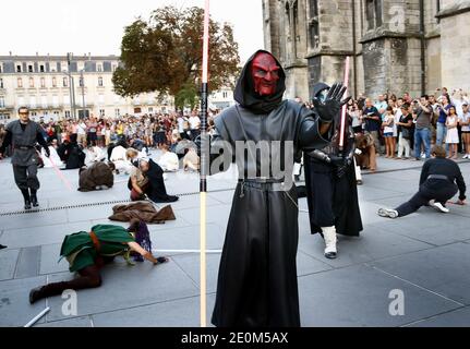 Fast 50 Mitglieder von 'Star Wars'-Fanclubs inszenierten am 8. September 2012 einen Flash-Mob-Kampf, der im Internet ausgestrahlt werden sollte, und rekonstruierten eine Szene aus der berühmten Schlacht des Kultfilms im Stadtzentrum von Bordeaux im Südwesten Frankreichs. Foto von Patrick Bernard/ABACAPRESS.COM Stockfoto