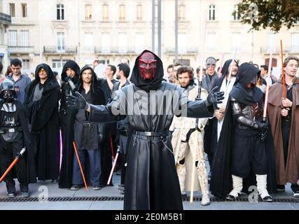 Fast 50 Mitglieder von 'Star Wars'-Fanclubs inszenierten am 8. September 2012 einen Flash-Mob-Kampf, der im Internet ausgestrahlt werden sollte, und rekonstruierten eine Szene aus der berühmten Schlacht des Kultfilms im Stadtzentrum von Bordeaux im Südwesten Frankreichs. Foto von Patrick Bernard/ABACAPRESS.COM Stockfoto