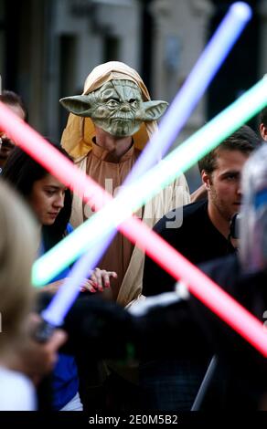 Fast 50 Mitglieder von 'Star Wars'-Fanclubs inszenierten am 8. September 2012 einen Flash-Mob-Kampf, der im Internet ausgestrahlt werden sollte, und rekonstruierten eine Szene aus der berühmten Schlacht des Kultfilms im Stadtzentrum von Bordeaux im Südwesten Frankreichs. Foto von Patrick Bernard/ABACAPRESS.COM Stockfoto