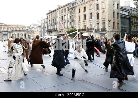 Fast 50 Mitglieder von 'Star Wars'-Fanclubs inszenierten am 8. September 2012 einen Flash-Mob-Kampf, der im Internet ausgestrahlt werden sollte, und rekonstruierten eine Szene aus der berühmten Schlacht des Kultfilms im Stadtzentrum von Bordeaux im Südwesten Frankreichs. Foto von Patrick Bernard/ABACAPRESS.COM Stockfoto