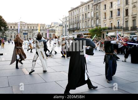 Fast 50 Mitglieder von 'Star Wars'-Fanclubs inszenierten am 8. September 2012 einen Flash-Mob-Kampf, der im Internet ausgestrahlt werden sollte, und rekonstruierten eine Szene aus der berühmten Schlacht des Kultfilms im Stadtzentrum von Bordeaux im Südwesten Frankreichs. Foto von Patrick Bernard/ABACAPRESS.COM Stockfoto