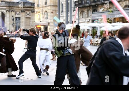 Fast 50 Mitglieder von 'Star Wars'-Fanclubs inszenierten am 8. September 2012 einen Flash-Mob-Kampf, der im Internet ausgestrahlt werden sollte, und rekonstruierten eine Szene aus der berühmten Schlacht des Kultfilms im Stadtzentrum von Bordeaux im Südwesten Frankreichs. Foto von Patrick Bernard/ABACAPRESS.COM Stockfoto