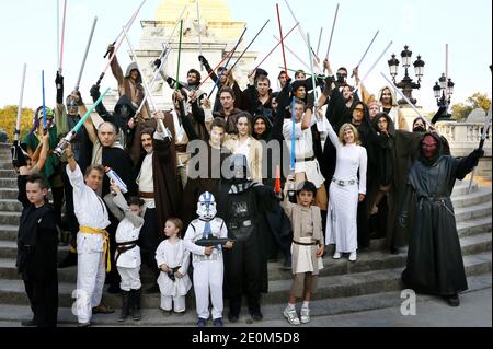Fast 50 Mitglieder von 'Star Wars'-Fanclubs inszenierten am 8. September 2012 einen Flash-Mob-Kampf, der im Internet ausgestrahlt werden sollte, und rekonstruierten eine Szene aus der berühmten Schlacht des Kultfilms im Stadtzentrum von Bordeaux im Südwesten Frankreichs. Foto von Patrick Bernard/ABACAPRESS.COM Stockfoto