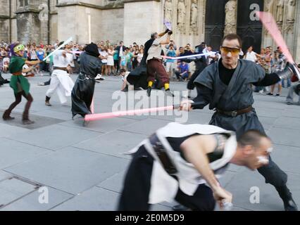 Fast 50 Mitglieder von 'Star Wars'-Fanclubs inszenierten am 8. September 2012 einen Flash-Mob-Kampf, der im Internet ausgestrahlt werden sollte, und rekonstruierten eine Szene aus der berühmten Schlacht des Kultfilms im Stadtzentrum von Bordeaux im Südwesten Frankreichs. Foto von Patrick Bernard/ABACAPRESS.COM Stockfoto