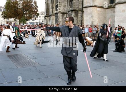 Fast 50 Mitglieder von 'Star Wars'-Fanclubs inszenierten am 8. September 2012 einen Flash-Mob-Kampf, der im Internet ausgestrahlt werden sollte, und rekonstruierten eine Szene aus der berühmten Schlacht des Kultfilms im Stadtzentrum von Bordeaux im Südwesten Frankreichs. Foto von Patrick Bernard/ABACAPRESS.COM Stockfoto