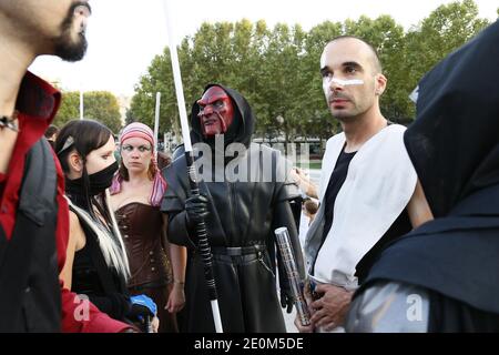 Fast 50 Mitglieder von 'Star Wars'-Fanclubs inszenierten am 8. September 2012 einen Flash-Mob-Kampf, der im Internet ausgestrahlt werden sollte, und rekonstruierten eine Szene aus der berühmten Schlacht des Kultfilms im Stadtzentrum von Bordeaux im Südwesten Frankreichs. Foto von Patrick Bernard/ABACAPRESS.COM Stockfoto