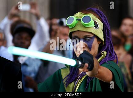 Fast 50 Mitglieder von 'Star Wars'-Fanclubs inszenierten am 8. September 2012 einen Flash-Mob-Kampf, der im Internet ausgestrahlt werden sollte, und rekonstruierten eine Szene aus der berühmten Schlacht des Kultfilms im Stadtzentrum von Bordeaux im Südwesten Frankreichs. Foto von Patrick Bernard/ABACAPRESS.COM Stockfoto