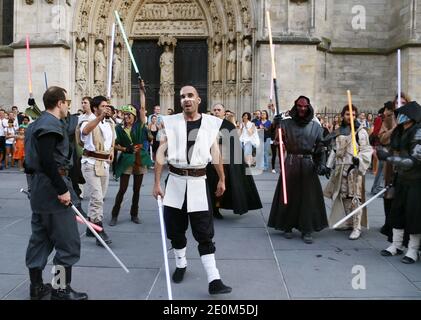 Fast 50 Mitglieder von 'Star Wars'-Fanclubs inszenierten am 8. September 2012 einen Flash-Mob-Kampf, der im Internet ausgestrahlt werden sollte, und rekonstruierten eine Szene aus der berühmten Schlacht des Kultfilms im Stadtzentrum von Bordeaux im Südwesten Frankreichs. Foto von Patrick Bernard/ABACAPRESS.COM Stockfoto