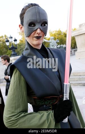 Fast 50 Mitglieder von 'Star Wars'-Fanclubs inszenierten am 8. September 2012 einen Flash-Mob-Kampf, der im Internet ausgestrahlt werden sollte, und rekonstruierten eine Szene aus der berühmten Schlacht des Kultfilms im Stadtzentrum von Bordeaux im Südwesten Frankreichs. Foto von Patrick Bernard/ABACAPRESS.COM Stockfoto