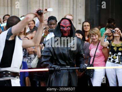 Fast 50 Mitglieder von 'Star Wars'-Fanclubs inszenierten am 8. September 2012 einen Flash-Mob-Kampf, der im Internet ausgestrahlt werden sollte, und rekonstruierten eine Szene aus der berühmten Schlacht des Kultfilms im Stadtzentrum von Bordeaux im Südwesten Frankreichs. Foto von Patrick Bernard/ABACAPRESS.COM Stockfoto