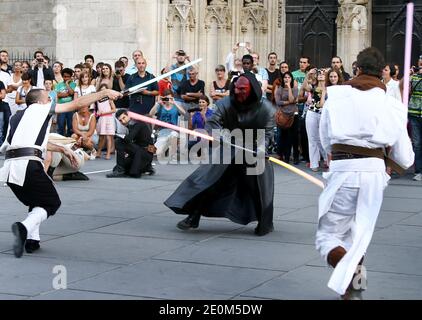 Fast 50 Mitglieder von 'Star Wars'-Fanclubs inszenierten am 8. September 2012 einen Flash-Mob-Kampf, der im Internet ausgestrahlt werden sollte, und rekonstruierten eine Szene aus der berühmten Schlacht des Kultfilms im Stadtzentrum von Bordeaux im Südwesten Frankreichs. Foto von Patrick Bernard/ABACAPRESS.COM Stockfoto