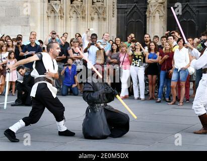 Fast 50 Mitglieder von 'Star Wars'-Fanclubs inszenierten am 8. September 2012 einen Flash-Mob-Kampf, der im Internet ausgestrahlt werden sollte, und rekonstruierten eine Szene aus der berühmten Schlacht des Kultfilms im Stadtzentrum von Bordeaux im Südwesten Frankreichs. Foto von Patrick Bernard/ABACAPRESS.COM Stockfoto