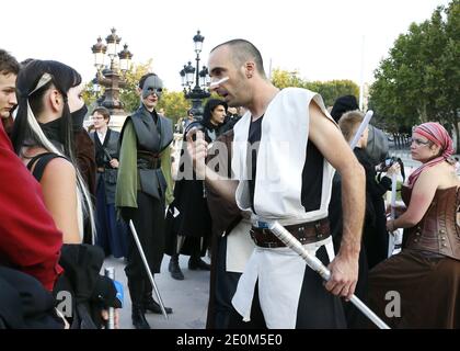 Fast 50 Mitglieder von 'Star Wars'-Fanclubs inszenierten am 8. September 2012 einen Flash-Mob-Kampf, der im Internet ausgestrahlt werden sollte, und rekonstruierten eine Szene aus der berühmten Schlacht des Kultfilms im Stadtzentrum von Bordeaux im Südwesten Frankreichs. Foto von Patrick Bernard/ABACAPRESS.COM Stockfoto