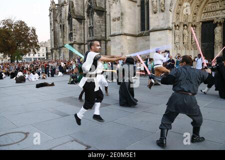 Fast 50 Mitglieder von 'Star Wars'-Fanclubs inszenierten am 8. September 2012 einen Flash-Mob-Kampf, der im Internet ausgestrahlt werden sollte, und rekonstruierten eine Szene aus der berühmten Schlacht des Kultfilms im Stadtzentrum von Bordeaux im Südwesten Frankreichs. Foto von Patrick Bernard/ABACAPRESS.COM Stockfoto