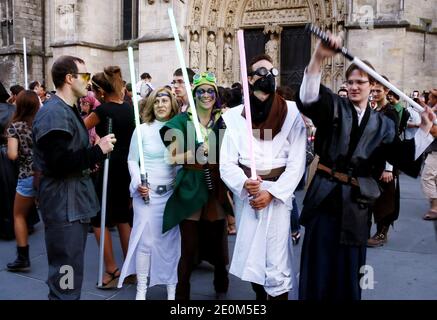 Fast 50 Mitglieder von 'Star Wars'-Fanclubs inszenierten am 8. September 2012 einen Flash-Mob-Kampf, der im Internet ausgestrahlt werden sollte, und rekonstruierten eine Szene aus der berühmten Schlacht des Kultfilms im Stadtzentrum von Bordeaux im Südwesten Frankreichs. Foto von Patrick Bernard/ABACAPRESS.COM Stockfoto