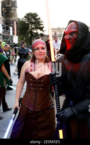 Fast 50 Mitglieder von 'Star Wars'-Fanclubs inszenierten am 8. September 2012 einen Flash-Mob-Kampf, der im Internet ausgestrahlt werden sollte, und rekonstruierten eine Szene aus der berühmten Schlacht des Kultfilms im Stadtzentrum von Bordeaux im Südwesten Frankreichs. Foto von Patrick Bernard/ABACAPRESS.COM Stockfoto