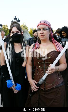 Fast 50 Mitglieder von 'Star Wars'-Fanclubs inszenierten am 8. September 2012 einen Flash-Mob-Kampf, der im Internet ausgestrahlt werden sollte, und rekonstruierten eine Szene aus der berühmten Schlacht des Kultfilms im Stadtzentrum von Bordeaux im Südwesten Frankreichs. Foto von Patrick Bernard/ABACAPRESS.COM Stockfoto