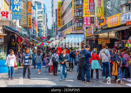 SEOUL, KOREA, 20. OKTOBER 2019: Die Menschen schlendern durch den Namdaemun Markt in Seoul, Republik Korea Stockfoto