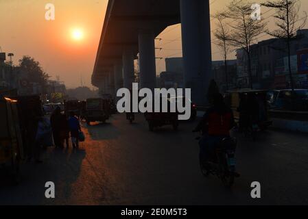 Lahore, Pakistan. Januar 2021. Ein attraktiver, atemberaubender Blick auf den ersten Sonnenaufgang des Jahres 2021 in der Bundeshauptstadt Lahore. (Foto von Rana Sajid Hussain/Pacific Press) Quelle: Pacific Press Media Production Corp./Alamy Live News Stockfoto