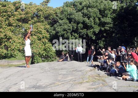 Die US-Tennisspielerin Serena Williams posiert mit ihrer US Open Trophäe für die Fotografen bei Wolman Rink im Central Park, New York City, NY, USA am 10. September 2012. Foto von Charles Guerin/ABACAPRESS.COM Stockfoto