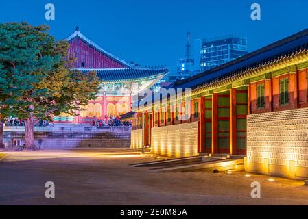 SEOUL, KOREA, 19. OKTOBER 2019: Nachtansicht des Deoksugung Palastes in Seoul, Republik Korea Stockfoto