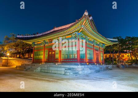 SEOUL, KOREA, 19. OKTOBER 2019: Nachtansicht des Deoksugung Palastes in Seoul, Republik Korea Stockfoto