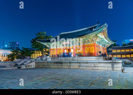 SEOUL, KOREA, 19. OKTOBER 2019: Nachtansicht des Deoksugung Palastes in Seoul, Republik Korea Stockfoto