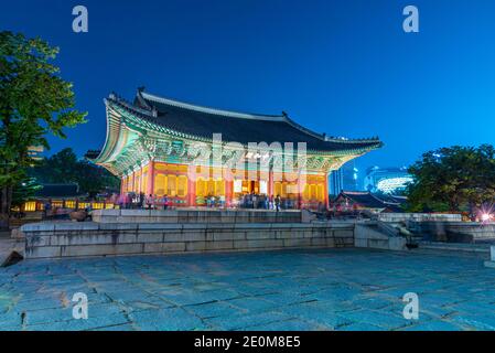 SEOUL, KOREA, 19. OKTOBER 2019: Nachtansicht des Deoksugung Palastes in Seoul, Republik Korea Stockfoto