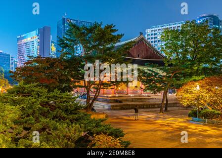 SEOUL, KOREA, 19. OKTOBER 2019: Nachtansicht des Deoksugung Palastes in Seoul, Republik Korea Stockfoto