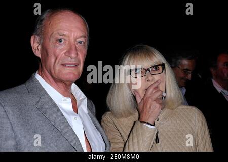 Mireille Darc mit ihrem Mann Pascal Desprez bei der "berühmten" Fotoausstellung der Paparazzi-Fotografen Bruno Mouron und Pascal Rostain am 13. september 2012 im Palais de Tokyo in Paris. Foto von Aurore Marechal/ABACAPRESS.COM Stockfoto