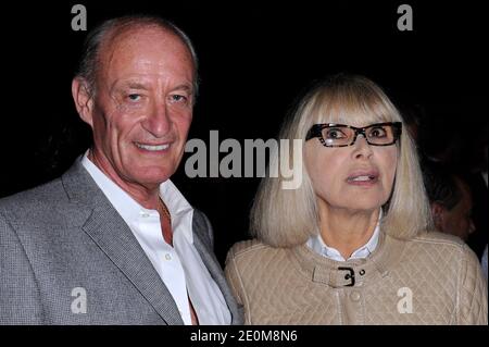 Mireille Darc mit ihrem Mann Pascal Desprez bei der "berühmten" Fotoausstellung der Paparazzi-Fotografen Bruno Mouron und Pascal Rostain am 13. september 2012 im Palais de Tokyo in Paris. Foto von Aurore Marechal/ABACAPRESS.COM Stockfoto