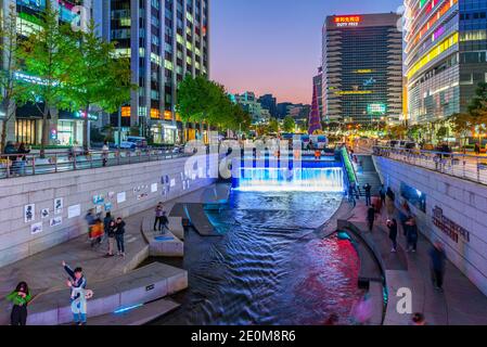 SEOUL, KOREA, 19. OKTOBER 2019: Nachtansicht des Cheonggye Platzes in Seoul, Republik Korea Stockfoto