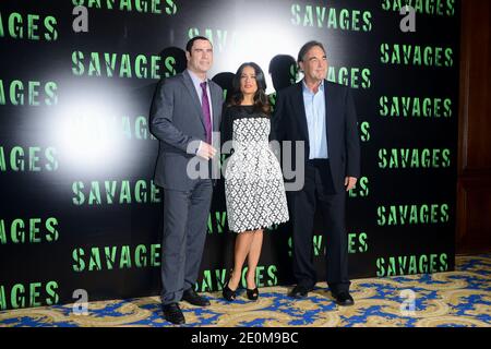 John Travolta, Salma Hayek und Oliver Stone, die am 14. September 2012 im Hotel George V in Paris, Frankreich, an der Fotowand von 'Savages' teilnahmen. Foto von Nicolas Briquet/ABACAPRESS.COM Stockfoto