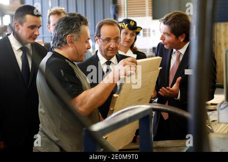 Der französische Präsident Francois Hollande besucht am 14. September 2012 die Fabrik Brive-Tonnelier in Brive la Gaillarde, Correze, Frankreich. Foto von Chesnot/Pool/ABACAPRESS.COM Stockfoto