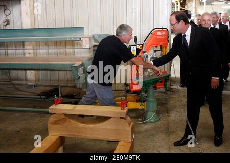 Der französische Präsident Francois Hollande besucht am 14. September 2012 die Fabrik Brive-Tonnelier in Brive la Gaillarde, Correze, Frankreich. Foto von Chesnot/Pool/ABACAPRESS.COM Stockfoto