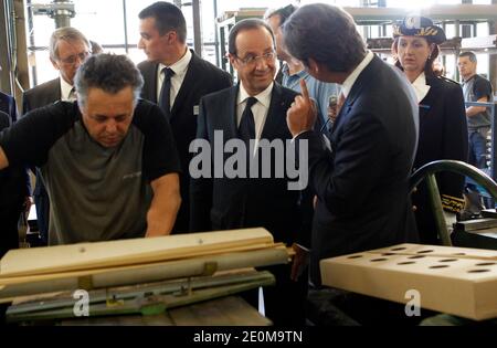 Der französische Präsident Francois Hollande besucht am 14. September 2012 die Fabrik Brive-Tonnelier in Brive la Gaillarde, Correze, Frankreich. Foto von Chesnot/Pool/ABACAPRESS.COM Stockfoto