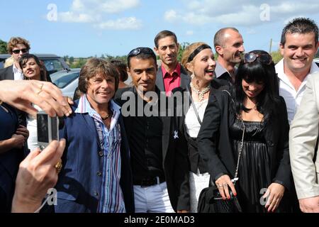 Philippe, Bruno, Michel Edouard, Annie, Remi (oder Joseph), Fredrique, Pierre Teilnahme an Thierry Olive und Annie (L'amour est dans le pre 7) Hochzeit in Ver, Frankreich, am 15. September 2012. Foto von Wyters/Marechal/ABACAPRESS.COM Stockfoto