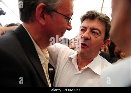 Pierre Laurent, der Vorsitzende der Kommunistischen Partei Frankreichs (PCF) und Jean-Luc Melenchon, der Führer der Partei der extremen Linken (Parti de Gauche, PG), auf dem Bild während der "Fete de l'Humanite", einem politischen Ereignis und Musikfestival, das von der Kommunistischen Partei Frankreichs (PCF) am 15. September 2012 in La Courneuve, einem Vorort im Norden von Paris, Frankreich, organisiert wurde. Foto von Mousse/ABACAPRESS.COM Stockfoto