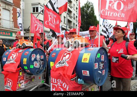 Mitarbeiter des französischen Automobilherstellers Peugeot-Citroen (PSA) protestieren während einer Demonstration in Rennes, Westfrankreich, am 15. September 2012 gegen den Plan von PSA. Foto von Laetitia Notarianni/ABACAPRESS.COM Stockfoto