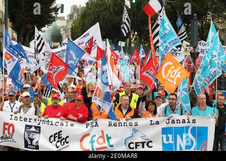 Mitarbeiter des französischen Automobilherstellers Peugeot-Citroen (PSA) protestieren während einer Demonstration in Rennes, Westfrankreich, am 15. September 2012 gegen den Plan von PSA. Foto von Laetitia Notarianni/ABACAPRESS.COM Stockfoto