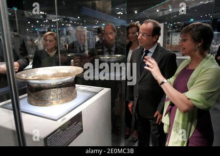 Frankreichs Präsident Francois Hollande hört sich die Erklärungen von Sophie Makariou, Leiterin der Abteilung für Islamische Künste, während der offiziellen Eröffnungszeremonie der neuen Abteilung für Islamische Kunst Galerien im Louvre Museum, Paris, Frankreich am 18. September 2012 an. Der neue Louvre ist der größte seiner Art in Europa, mit 3,000 Artefakten, die von Spanien bis Indien gesammelt wurden und aus dem 7. Jahrhundert n. Chr. stammen. Foto von Thierry Chesnot/Pool/ABACAPRESS.COM Stockfoto