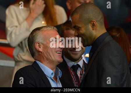 Tony Parker, seine Freundin Axelle und Didier Deschamps während des UEFA Champions League Group A Fußballspiel, Paris Saint-Germain gegen Dynamo Kiev im Parc des Princes Stadion in Paris, Frankreich am 18. September 2012. PSG gewann 4:1. Foto von Henri Szwarc/ABACAPRESS.COM Stockfoto