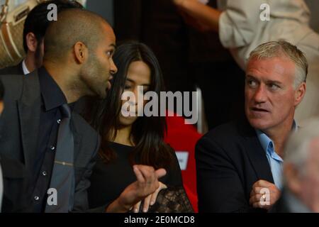 Tony Parker, seine Freundin Axelle und Didier Deschamps während des UEFA Champions League Group A Fußballspiel, Paris Saint-Germain gegen Dynamo Kiev im Parc des Princes Stadion in Paris, Frankreich am 18. September 2012. PSG gewann 4:1. Foto von Henri Szwarc/ABACAPRESS.COM Stockfoto