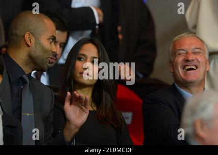 Tony Parker, seine Freundin Axelle und Didier Deschamps während des UEFA Champions League Group A Fußballspiel, Paris Saint-Germain gegen Dynamo Kiev im Parc des Princes Stadion in Paris, Frankreich am 18. September 2012. PSG gewann 4:1. Foto von Henri Szwarc/ABACAPRESS.COM Stockfoto